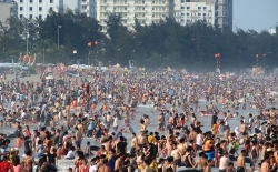 Những bãi biển đông nghịt du khách đợt nghỉ lễ 30/4 – 1/5/2019