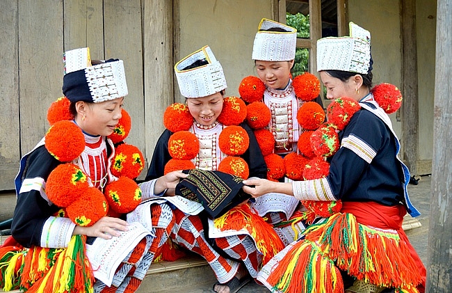 chiec khan pieu la trang phuc truyen thong cua dan toc nao
