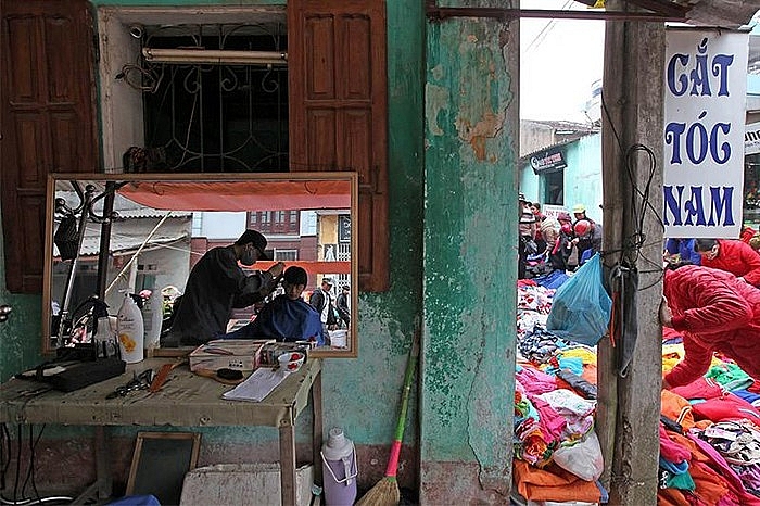 phuc vu thieu nu xinh dep ga trai kiem kha o phien cho vung cao