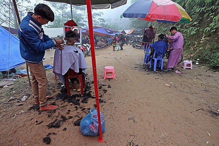 phuc vu thieu nu xinh dep ga trai kiem kha o phien cho vung cao