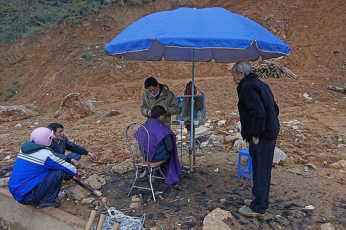 phuc vu thieu nu xinh dep ga trai kiem kha o phien cho vung cao