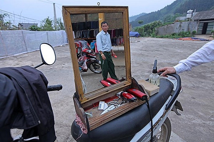 phuc vu thieu nu xinh dep ga trai kiem kha o phien cho vung cao