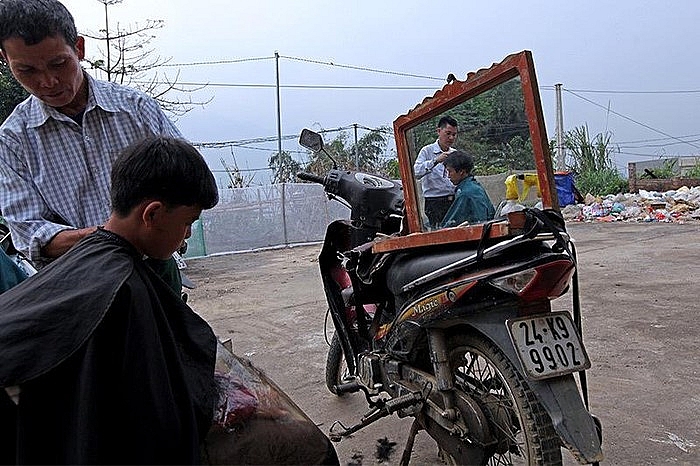 phuc vu thieu nu xinh dep ga trai kiem kha o phien cho vung cao