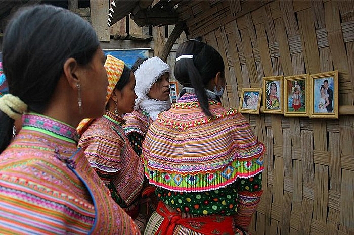 phuc vu thieu nu xinh dep ga trai kiem kha o phien cho vung cao