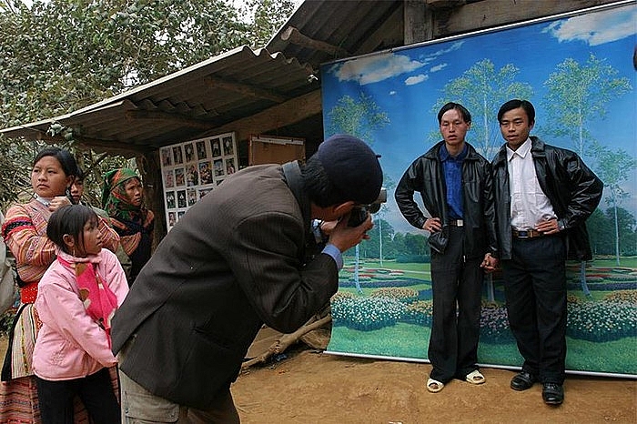 phuc vu thieu nu xinh dep ga trai kiem kha o phien cho vung cao