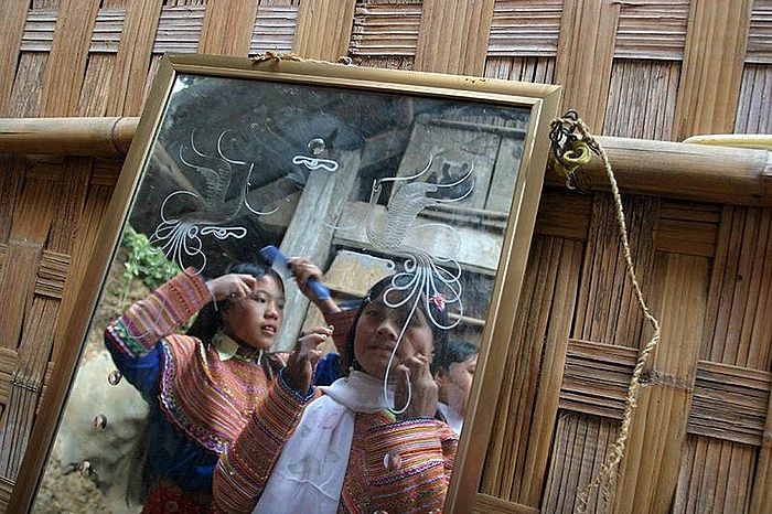 phuc vu thieu nu xinh dep ga trai kiem kha o phien cho vung cao