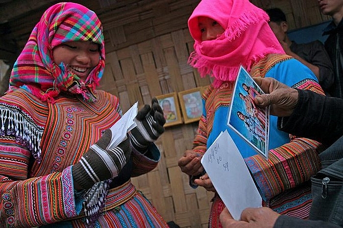 phuc vu thieu nu xinh dep ga trai kiem kha o phien cho vung cao