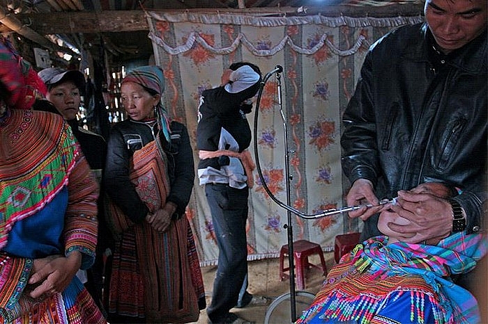 phuc vu thieu nu xinh dep ga trai kiem kha o phien cho vung cao