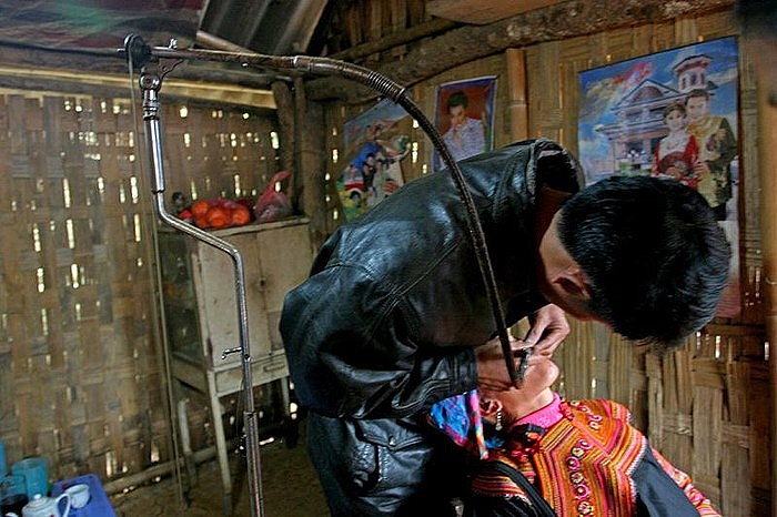phuc vu thieu nu xinh dep ga trai kiem kha o phien cho vung cao