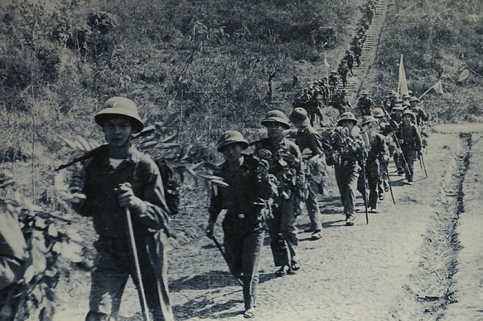 dia danh nao duoc nhac den trong bai tho tay tien