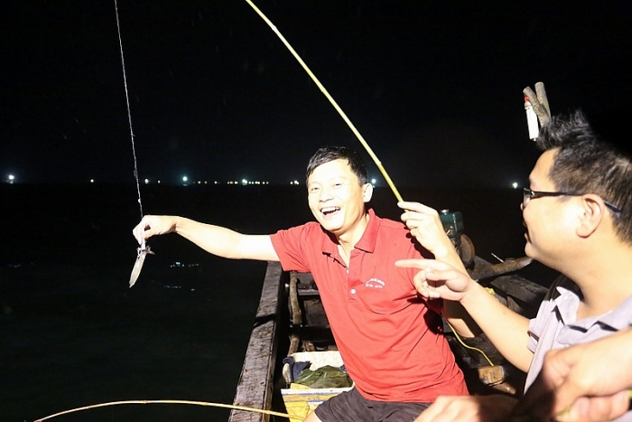 kham pha nhung dich vu kiem bon tien o vinh ha long