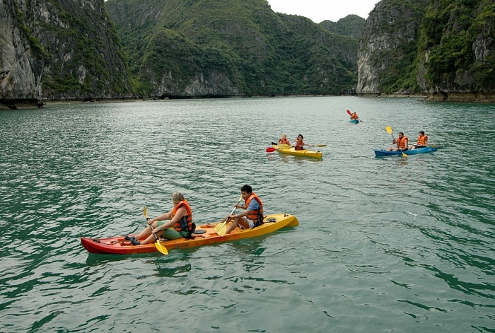 kham pha nhung dich vu kiem bon tien o vinh ha long