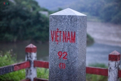 "Nơi con sông Hồng chảy vào đất Việt" là nơi nào?