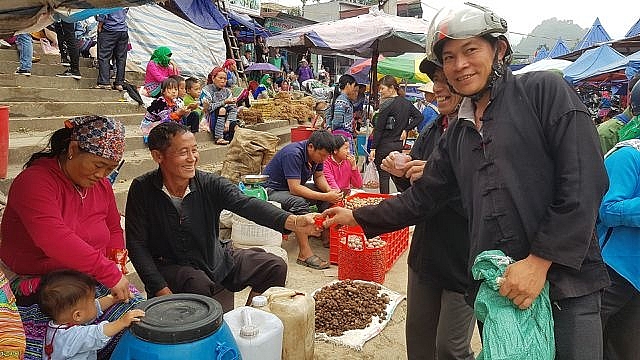 net nguyen so mang dam ban sac dan toc o phien cho lon nhat tay bac