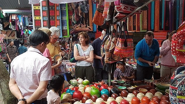 net nguyen so mang dam ban sac dan toc o phien cho lon nhat tay bac