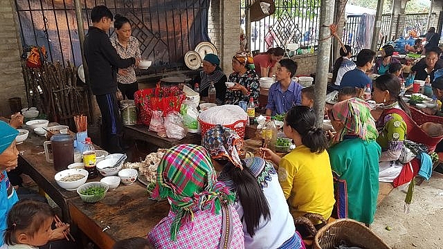 net nguyen so mang dam ban sac dan toc o phien cho lon nhat tay bac