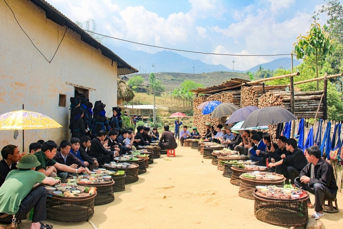 dan toc nao co tuc trum chan de chon ban tinh