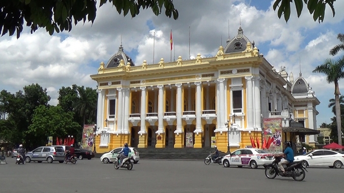 nha hat lon nam tren con pho nao cua ha noi