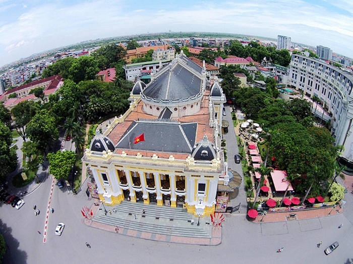 nha hat lon nam tren con pho nao cua ha noi