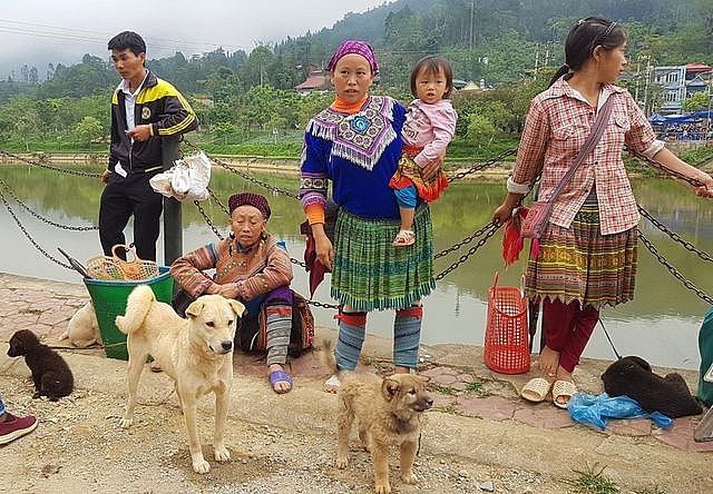 nhung em be di cho tren lung me o bac ha