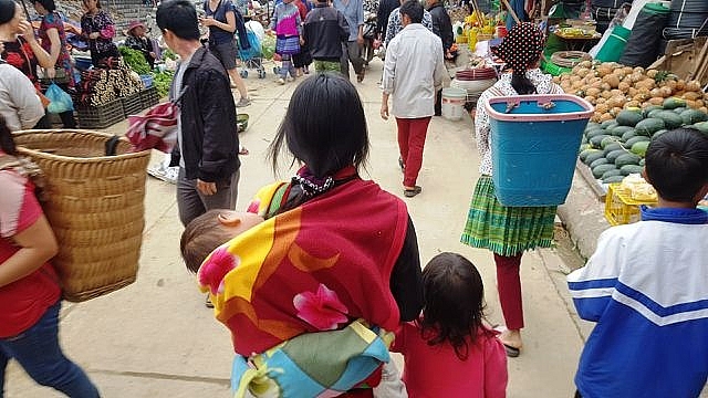 nhung em be di cho tren lung me o bac ha