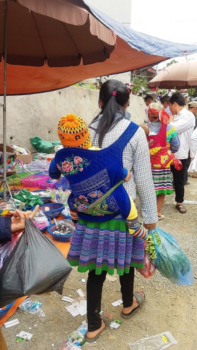 nhung em be di cho tren lung me o bac ha