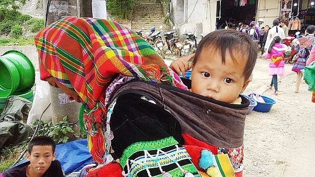 nhung em be di cho tren lung me o bac ha