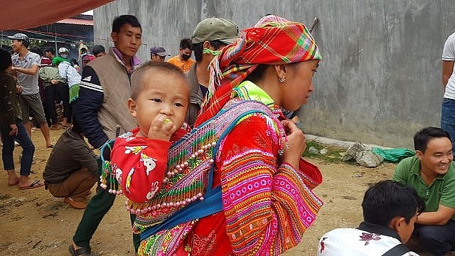 nhung em be di cho tren lung me o bac ha