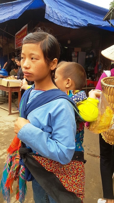 nhung em be di cho tren lung me o bac ha
