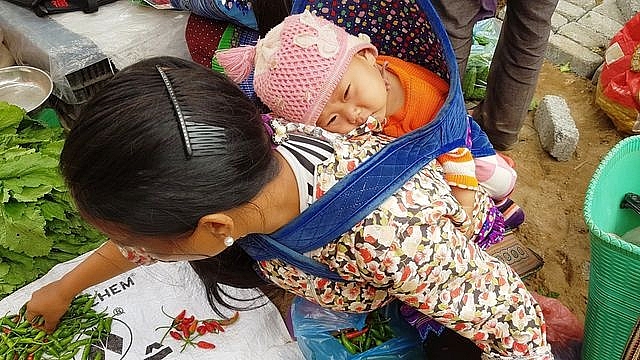 nhung em be di cho tren lung me o bac ha