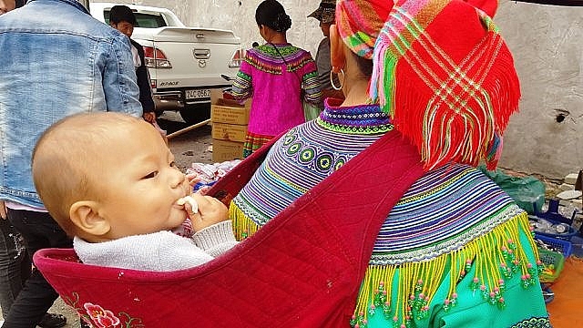nhung em be di cho tren lung me o bac ha