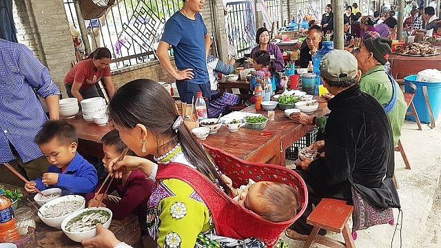 nhung em be di cho tren lung me o bac ha