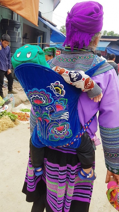 nhung em be di cho tren lung me o bac ha
