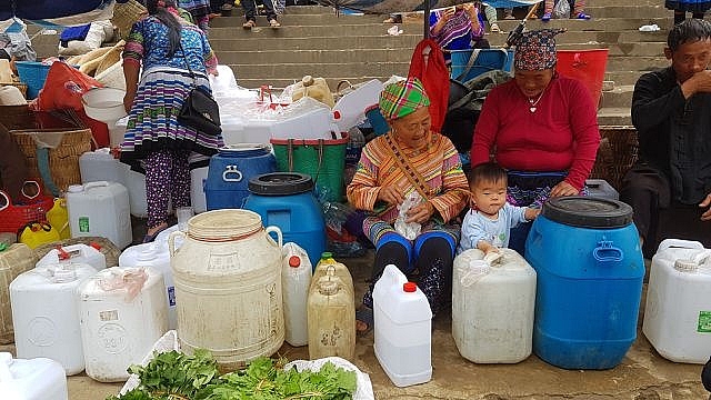 nhung em be di cho tren lung me o bac ha