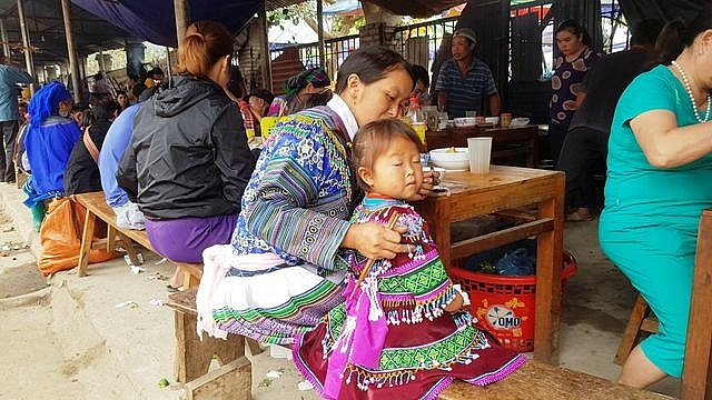 nhung em be di cho tren lung me o bac ha