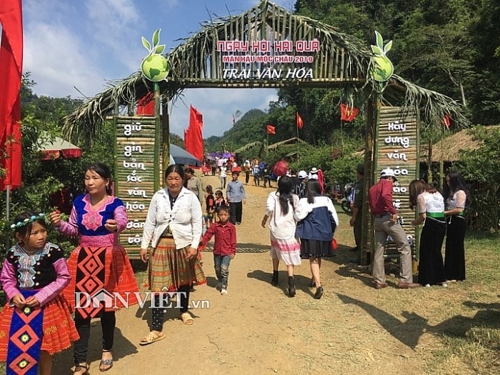 ruc ro sac mau tai ngay hoi hai qua 2019 o moc chau