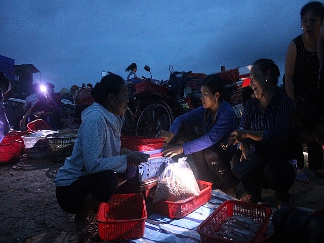doi den ban dem di cho bien thien cam muc con bung tanh tach