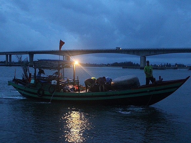 doi den ban dem di cho bien thien cam muc con bung tanh tach