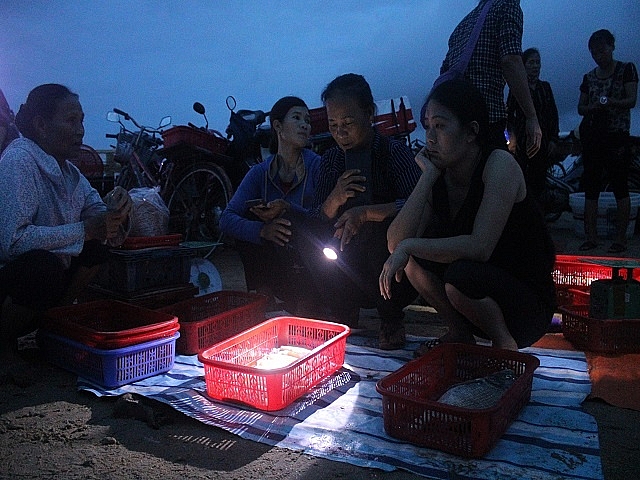 doi den ban dem di cho bien thien cam muc con bung tanh tach