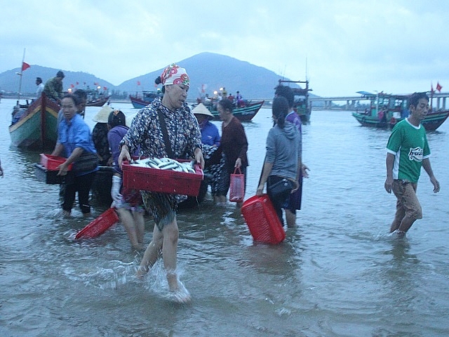doi den ban dem di cho bien thien cam muc con bung tanh tach