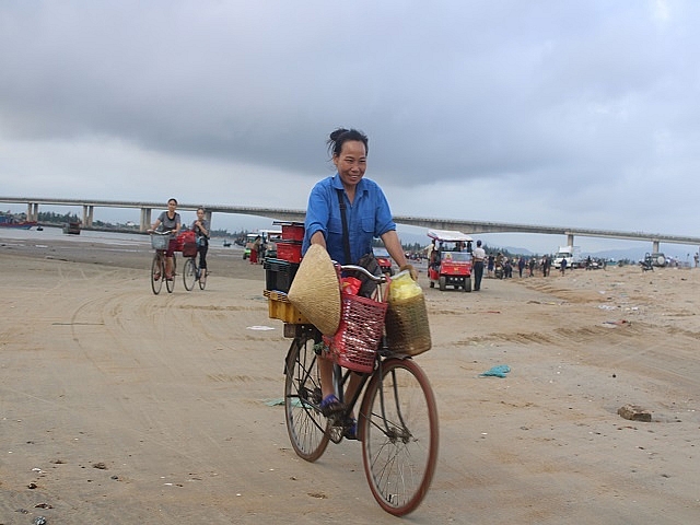 doi den ban dem di cho bien thien cam muc con bung tanh tach