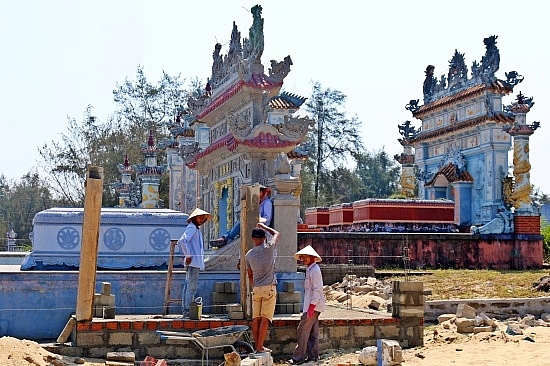 nhung lang chai am duong nghich chieu chay dua xay lang mo