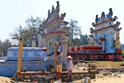 Những làng chài "âm dương nghịch chiều", chạy đua xây lăng mộ