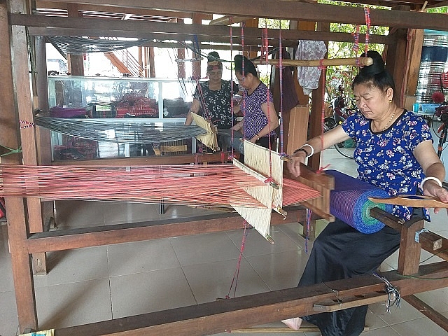 phu nu thai o son la gin giu nghe det tho cam