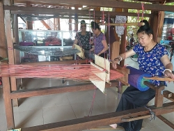 Phụ nữ Thái ở Sơn La gìn giữ nghề dệt thổ cẩm