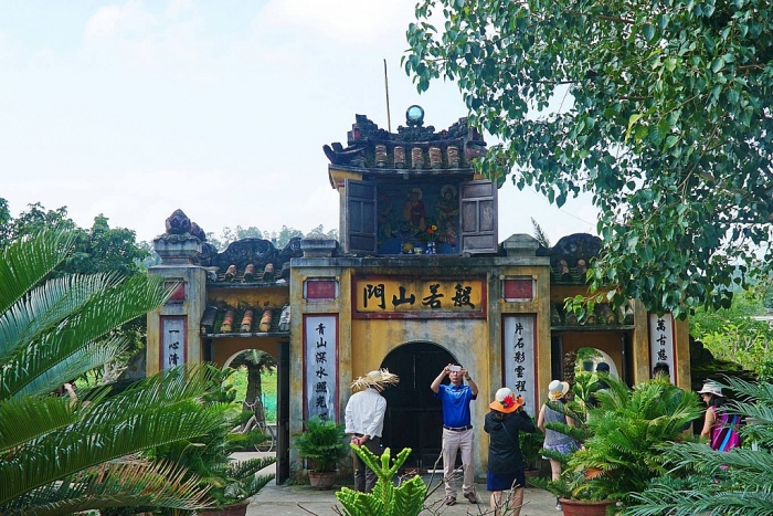 chua co tram nam tuoi ngoai khoi hoi an