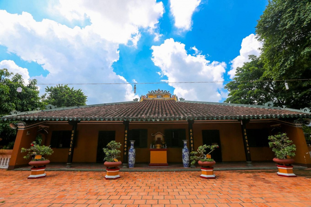 Ngôi chùa gần 300 tuổi trang trí hàng nghìn chiếc đĩa ở Sài Gòn
