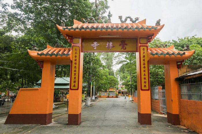 ngoi chua gan 300 tuoi trang tri hang nghin chiec dia o sai gon