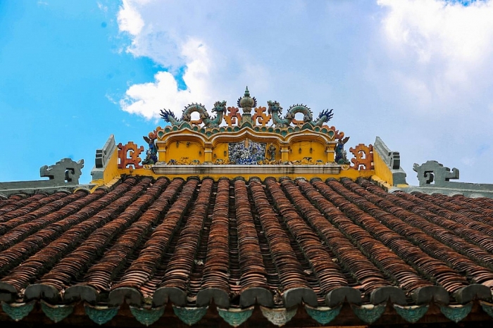 ngoi chua gan 300 tuoi trang tri hang nghin chiec dia o sai gon