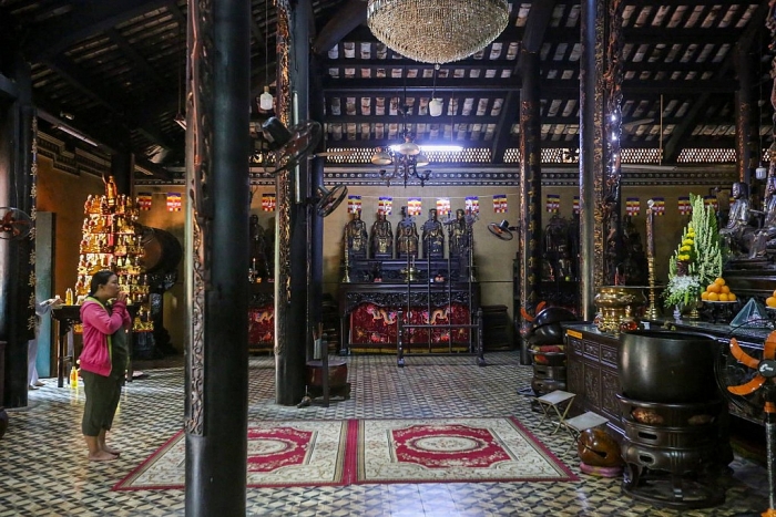 ngoi chua gan 300 tuoi trang tri hang nghin chiec dia o sai gon